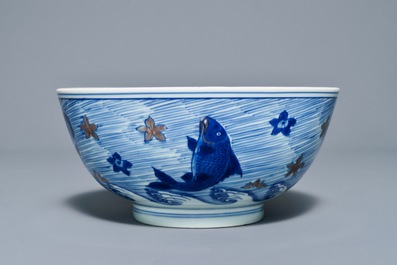 Un bol en porcelaine de Chine bleu, blanc et rouge de cuivre aux carpes et cr&eacute;atures marines, marque de Xuande, Kangxi